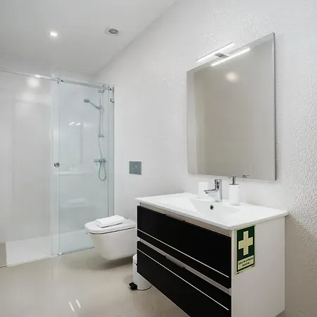 Modern And Cozy Close To Downtown Lejlighed