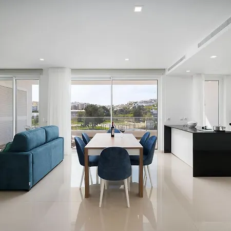Modern And Cozy Close To Downtown Apartment *